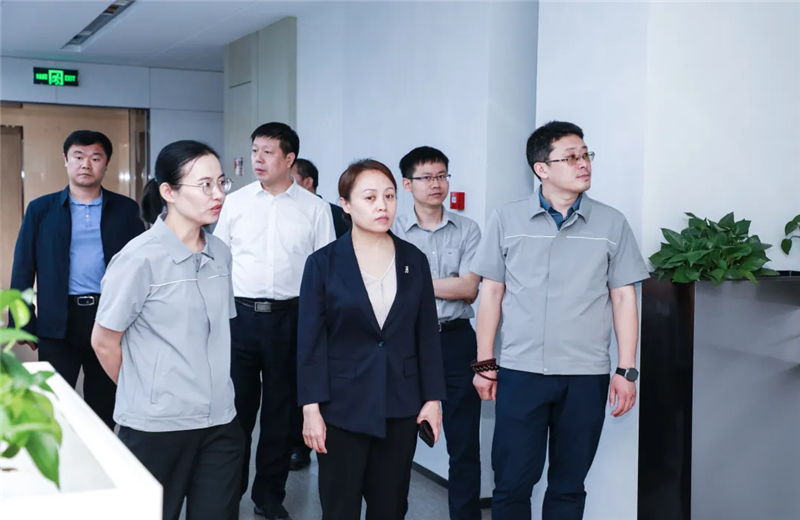 2023年5月15日，河北建材职业技术学院党委书记张明莉一行到尊龙北京集团进行校企合作交流。